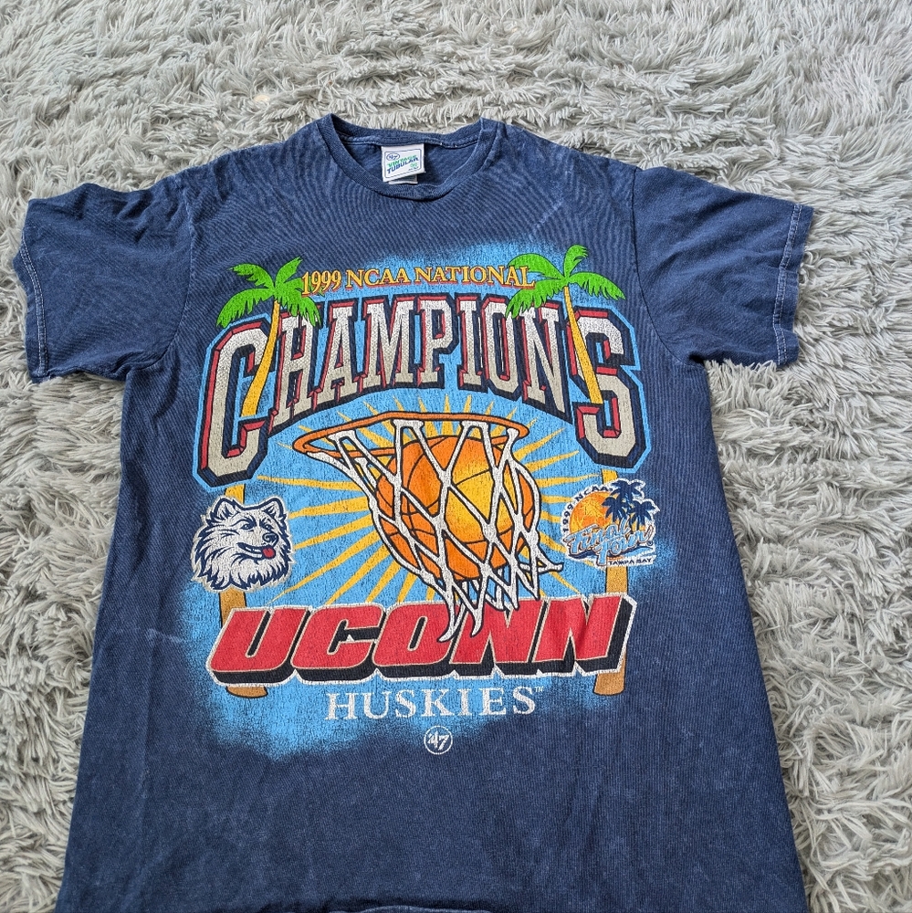 Vintage 47' 99' Uconn championship t.